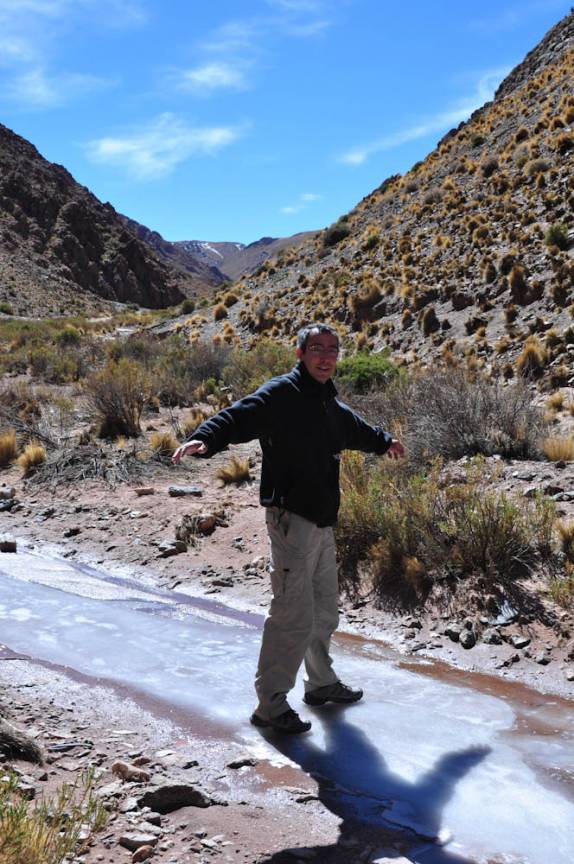 Equilibrando-se em riacho congelado ao pé do viaduto La Polvorilla, na região de San Antonio de Los Cobres - Argentina